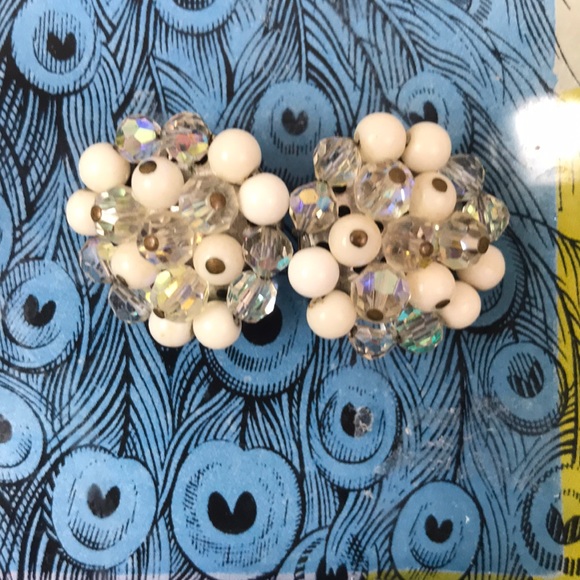 Vintage Clip On Earrings - Picture 4 of 9